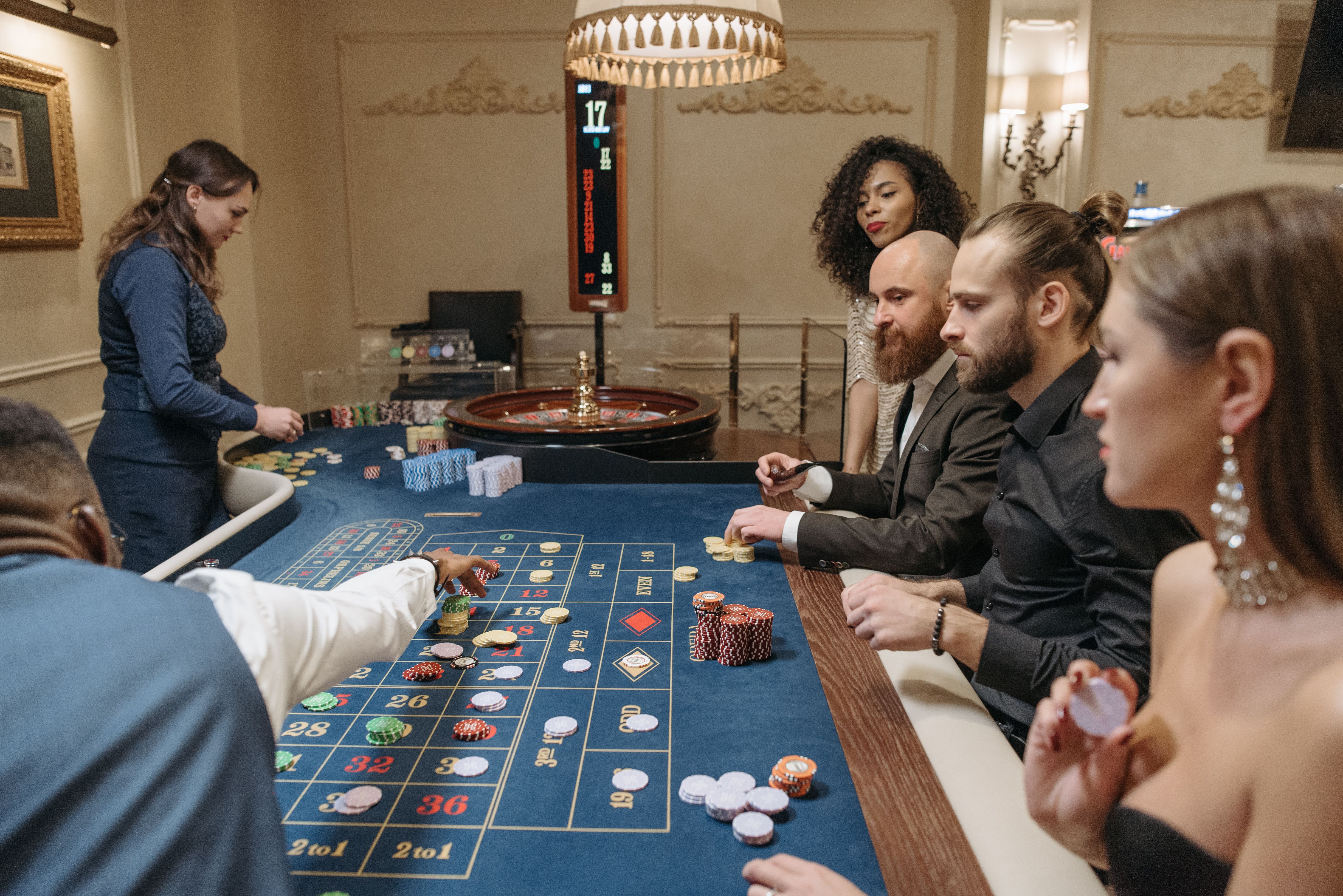 Joueurs ? une table de roulette dans un casino