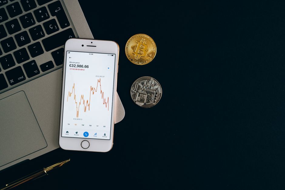 Mid-cap crypto accumulation patterns on a trading screen